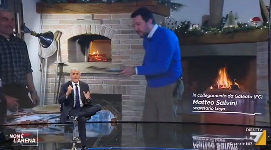 Non è l’Arena, Salvini interrompe l’intervista per sfornare una pizza (Video)