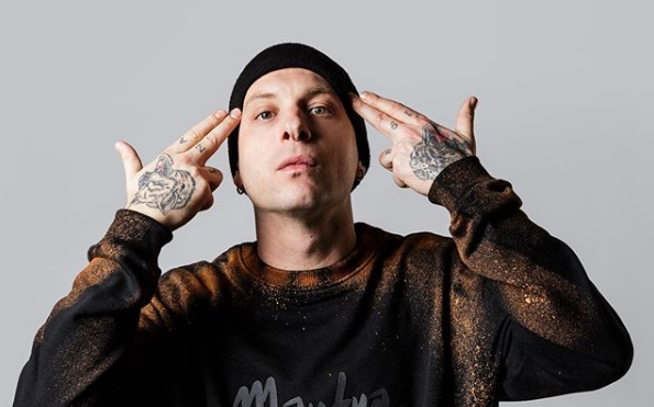Clementino, il Comune gli nega il cachet: “Inneggia alla droga”