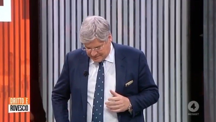 Dritto e rovescio, Del Debbio molla la conduzione in diretta: “Ho problemi alla gamba, non sto in piedi”