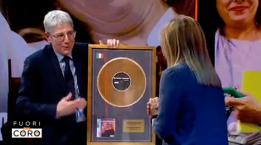 Fuori dal coro, alla Meloni il super disco d’oro per ‘Io sono Giorgia’
