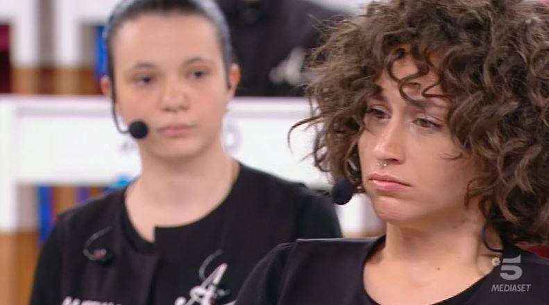 Amici 19, Giulia piange per le critiche dei compagni. Martina: “Non ho niente da chiarire con lei”