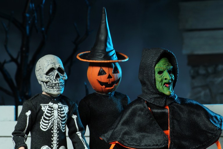 Halloween 3: nuovo set di action figures NECA con le maschere della Silver Shamrock