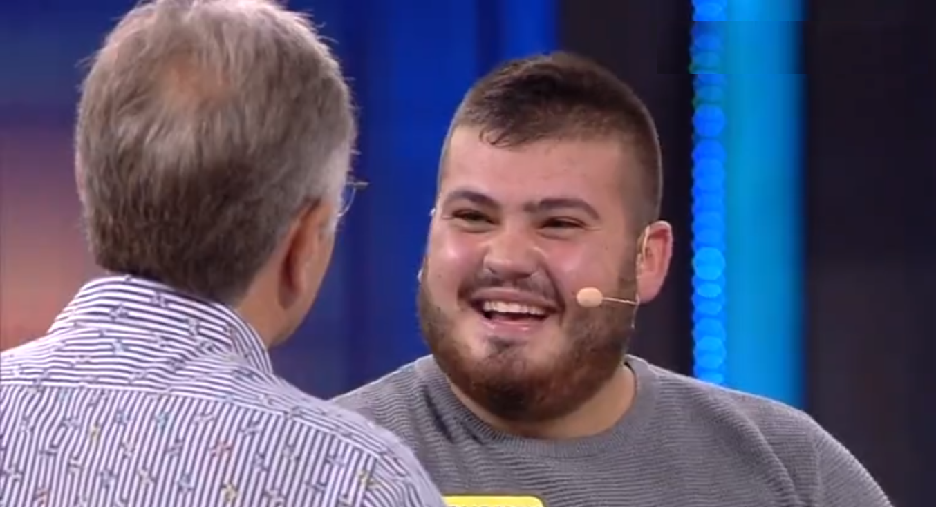 Concorrente di Avanti un altro rivolge un “augurio” in lingua sarda a Paolo Bonolis (VIDEO)