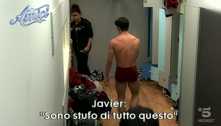 Amici 19, Javier contro il programma: “Avevo una carriera fuori e l’ho lasciata per venire qui!”. Poi scoppia in lacrime