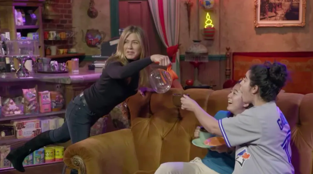 Jennifer Aniston torna sul set di Friends per The Ellen Show