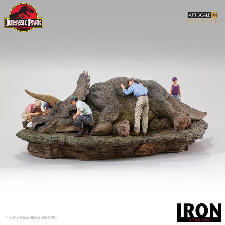 Jurassic Park: nuova statua diorama di “Iron Studios” del triceratopo malato