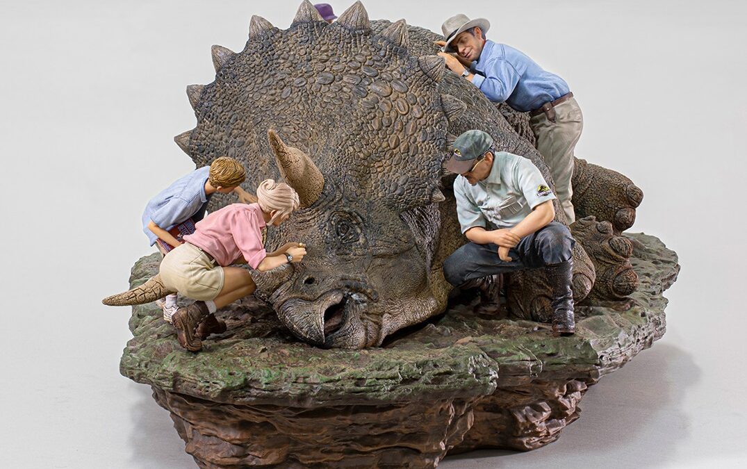 Jurassic Park: nuova statua diorama di “Iron Studios” del triceratopo malato