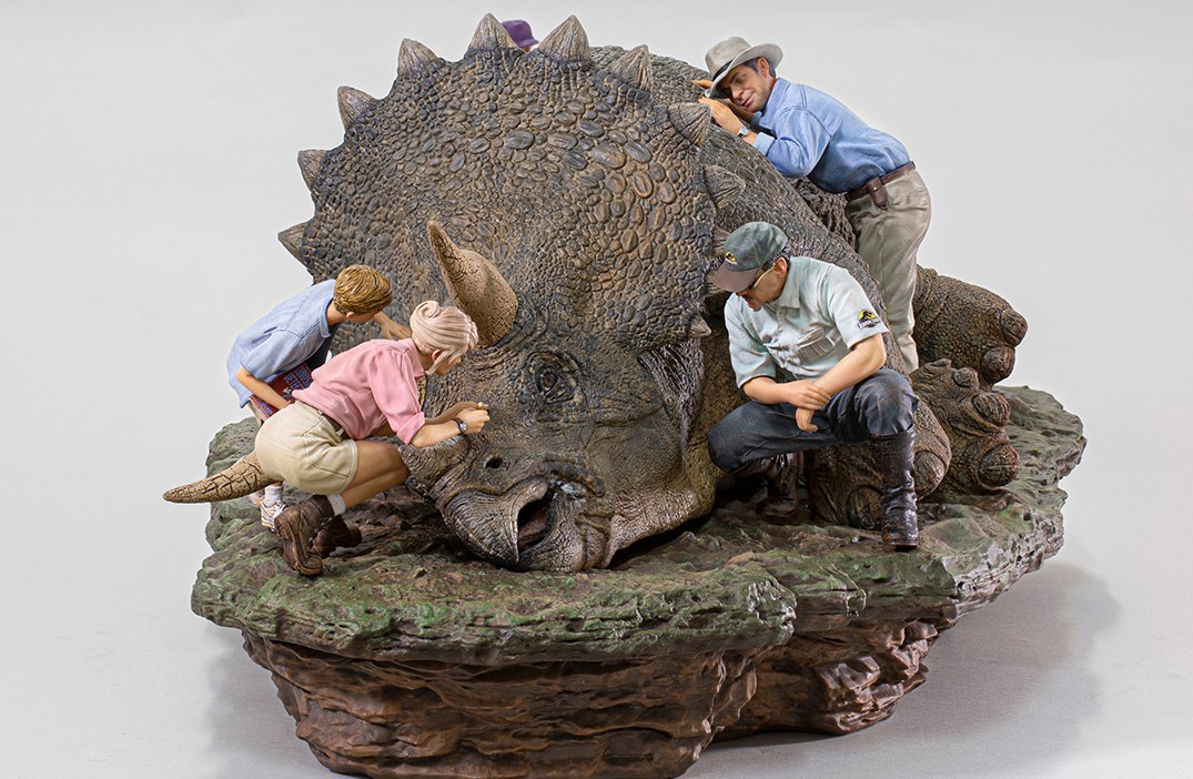 Jurassic Park: nuova statua diorama di “Iron Studios” del triceratopo malato