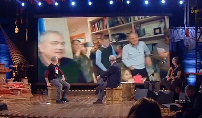 Mentana compie 65 anni. Tutta la redazione del Tg La7 canta per lui (Video)