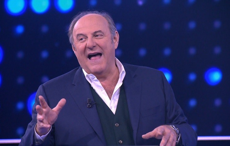 Conto alla rovescia, la puntata di Capodanno e l’inutile insistenza della finta diretta
