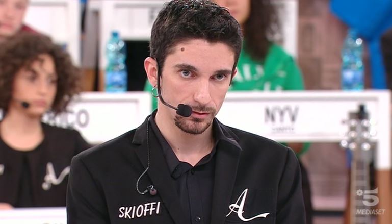 Amici 2020, Skioffi eliminato: il cantante non passa l’esame