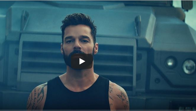 Ricky Martin, Tiburones: la canzone contro la guerra per abbattere i muri e aprire alla pace (video)