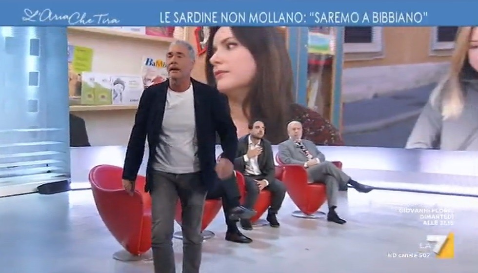 L’Aria che tira, Giletti litiga con Furfaro e se ne va. La Merlino lo insegue fuori dallo studio (Video)