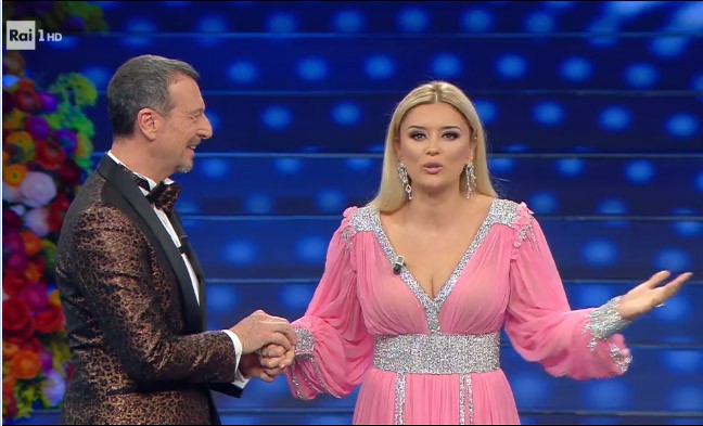 Sanremo 2020, Alketa Vejsiu (aka l’inarrestabile) travolge Amadeus: “Italia paese dell’accoglienza”