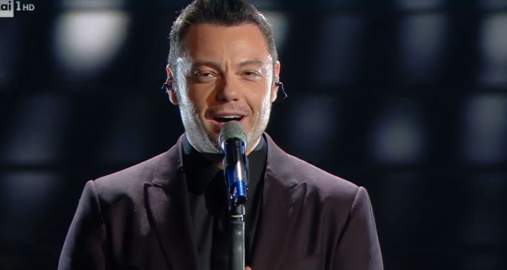 Tiziano Ferro a Sanremo con L’ultima Notte al Mondo, Ti scatterò una foto e L’amore è una cosa semplice