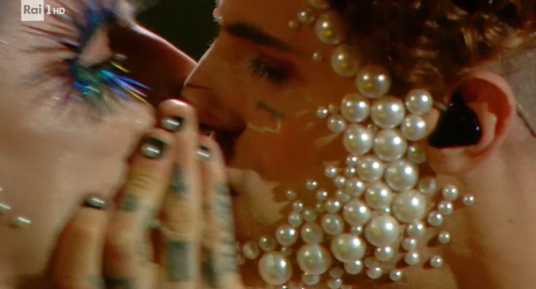 Achille Lauro vestito da Elisabetta I Tudor bacia Boss Doms alla finale di Sanremo 2020 (video)