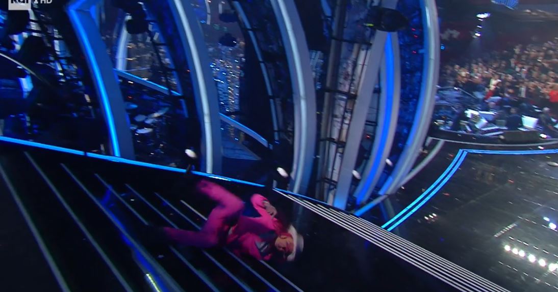 Sanremo 2020, Ghali cade dalle scale (ma non è lui…)
