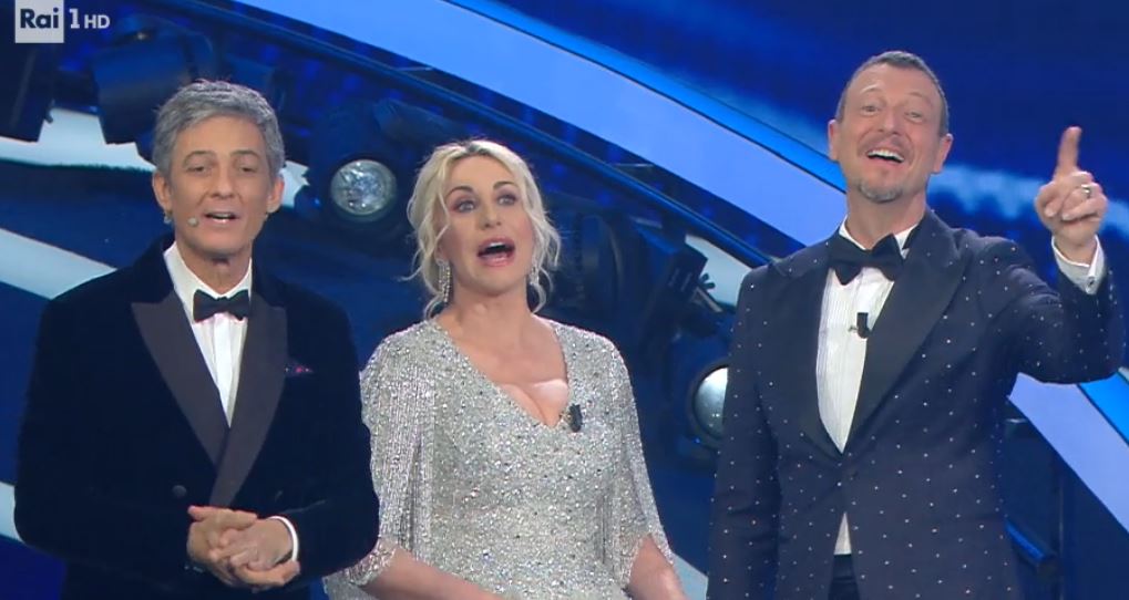 Vasco Rossi compie gli anni, al Teatro Ariston di Sanremo cantano “Albachiara” per gli auguri (video)