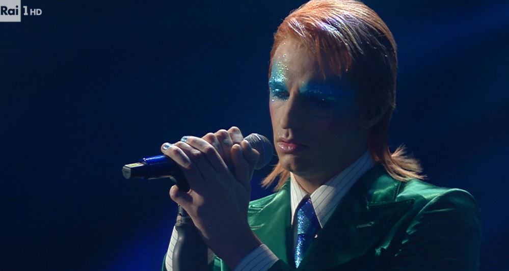 Achille Lauro versione David Bowie canta Gli uomini non cambiano con Annalisa