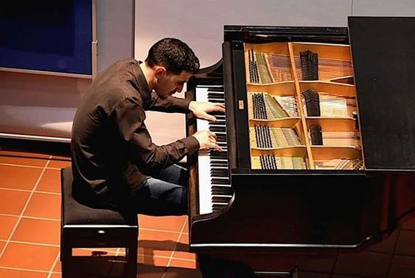Aeham Ahmad, il pianista siriano che suona per Elodie a Sanremo 2020