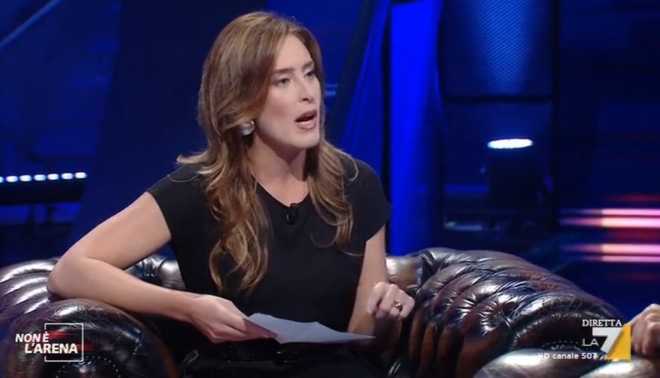 Non è l’Arena, Maria Elena Boschi rifiuta di leggere il testo di Junior Cally: “E’ vergognoso” (Video)