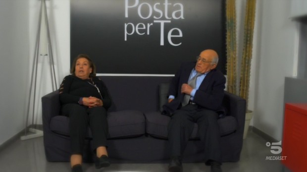 C’è posta per te diventa un po’ Uomini e Donne: la storia del signor Giuseppe si risolve con un colpo di scena “in esterna” (Video)