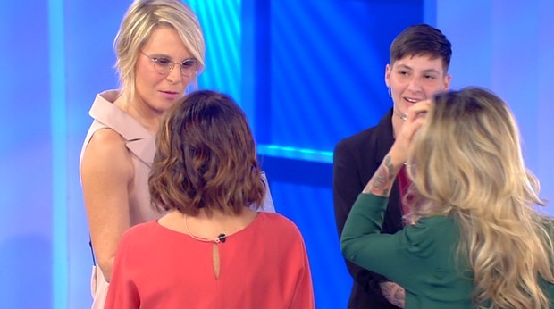 C’è posta per te, Maria De Filippi usa l’arma dell’ironia contro una madre omofoba: è la scelta giusta? (Video)