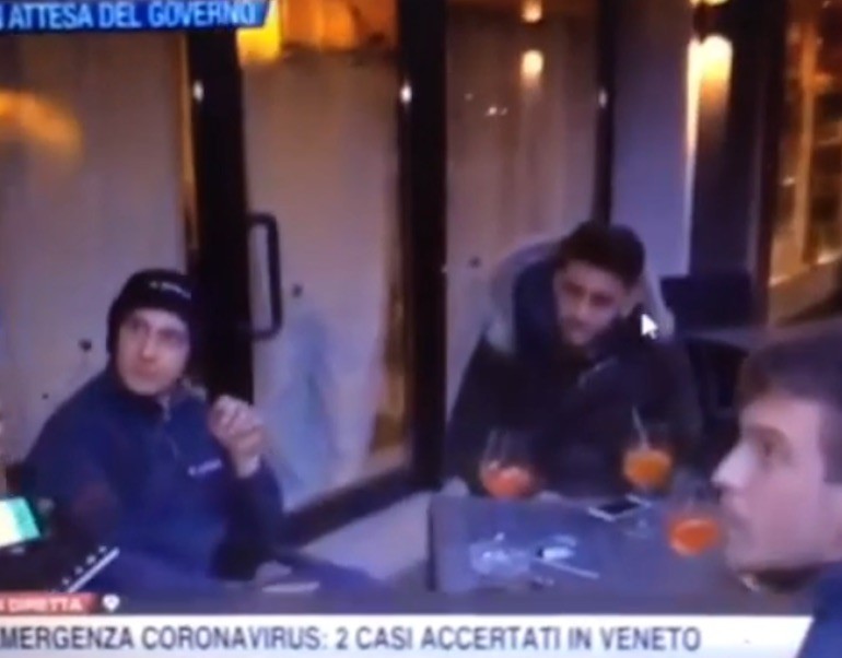 Emergenza Coronavirus, intervista in un bar di Vo’ Euganeo: “Abbiamo l’alcol che ci protegge!” (VIDEO)