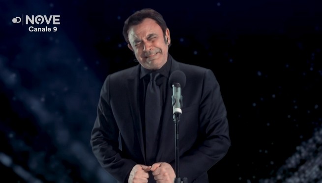 Sanremo 2020, Maurizio Crozza imita Tiziano Ferro che stona e piange (VIDEO)