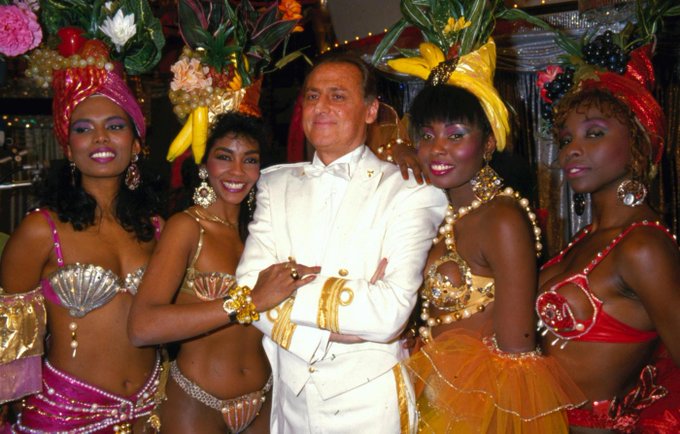 Avanti un altro, la valletta di puntata è una ex ballerina di Indietro Tutta. Bonolis la riconosce