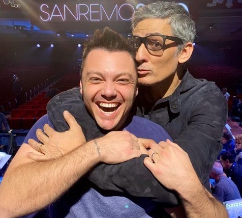 Il caso Tiziano Ferro e Fiorello: la pace sui social dopo le polemiche (foto)