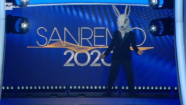 Sanremo 2020, Fiorello mascherato da coniglio