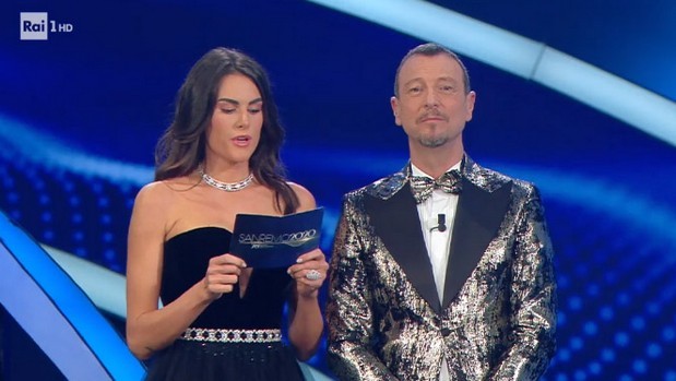 Sanremo 2020, Francesca Sofia Novello: Amadeus si schiaffeggia da solo per la battuta del “passo indietro”