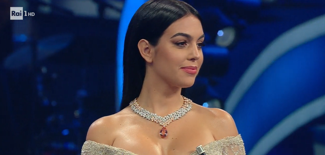 Sanremo 2020, Georgina Rodriguez con Amadeus tra gag e gaffe (e Cristiano c’è)