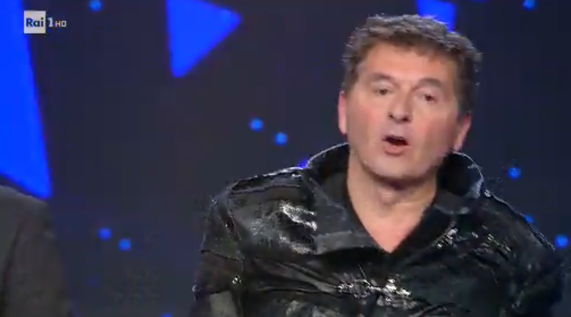 Il Cantante Mascherato, Teo Mammucari (Coniglio) è il vincitore