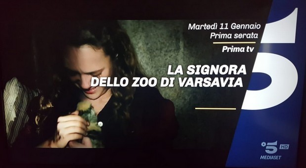 La signora dello zoo di Varsavia, errore nel promo per Canale 5: “Martedì 11 gennaio”. Ma è febbraio… (Foto)