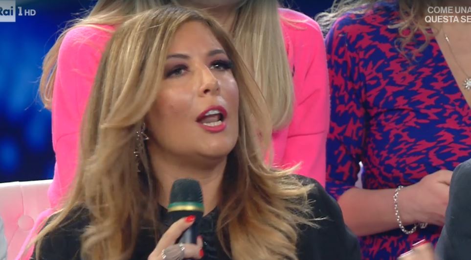 Domenica In, Selvaggia Lucarelli: la verità fuori dal coro che fa rumoreggiare il pubblico (e alzare una signora)