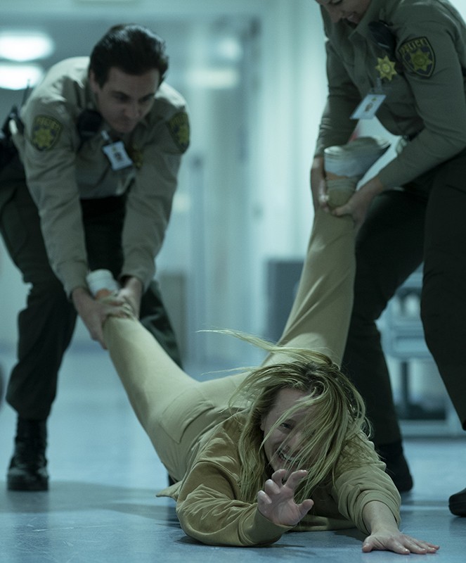 L’uomo invisibile: foto e locandina del remake con Elisabeth Moss