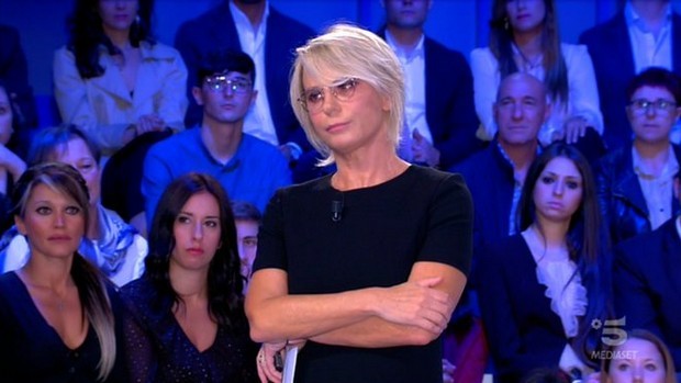 C’è posta per te, Maria De Filippi perde l’aplomb durante la storia di Flora: “Non ce la posso fa’… Faccio fatica a stare zitta, scusate” (Video)