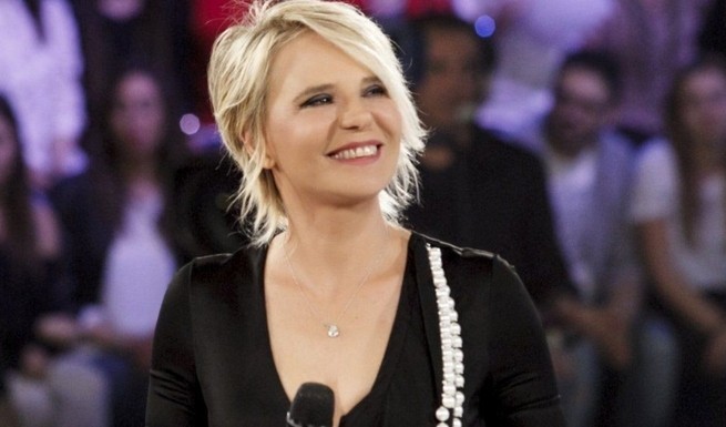 De Filippi dice basta alla guerra dell’Auditel, anticipa il serale di Amici 19 (ma la fa pesare a Mediaset) e parte dalle Sardine