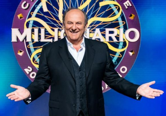 Gerry Scotti: “Amadeus mi aveva invitato a Sanremo”. La verità sul pubblico “polacco” di Chi Vuol Essere Milionario?