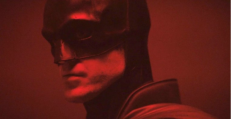 The Batman: nuove foto dal set mostrano nel dettaglio il bat-costume