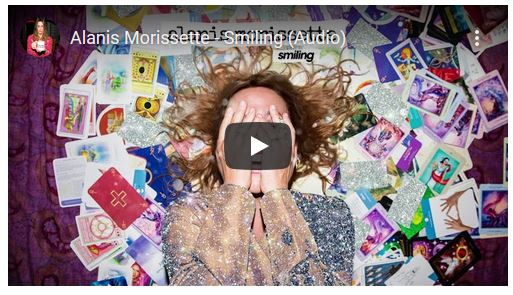Smiling, Alanis Morissette: la canzone scritta per il musical Jagged Little Pill