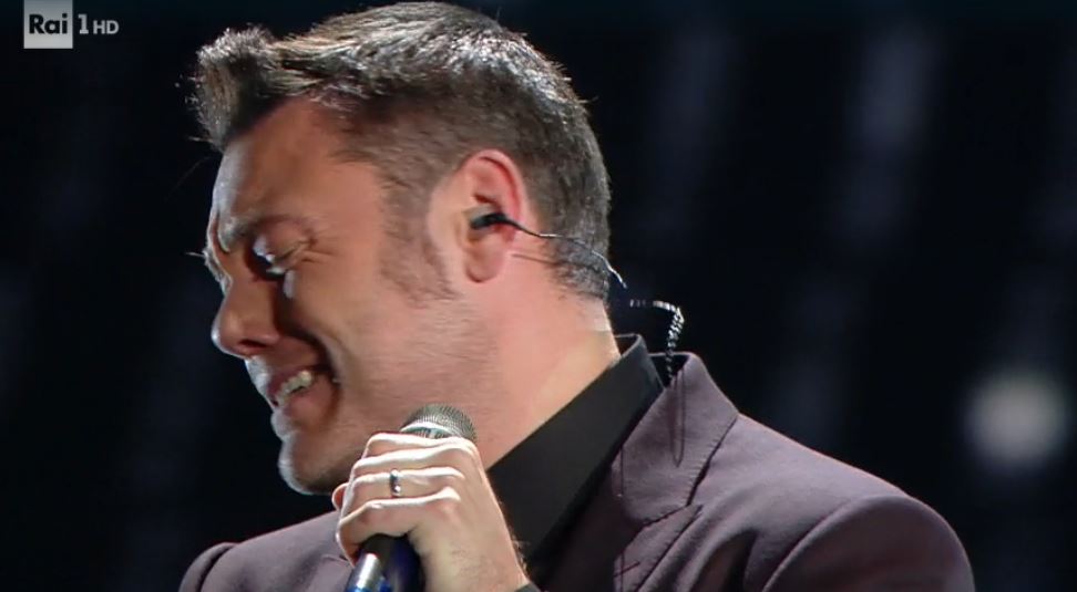 Tiziano Ferro piange cantando “Almeno tu nell’universo”. Ed emoziona ancora di più (video)