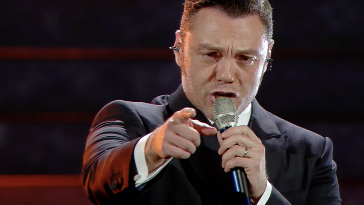 Sanremo 2020, Tiziano Ferro e il monologo finale: “A 40 anni guardo il mondo dal filtro delle mie cicatrici”