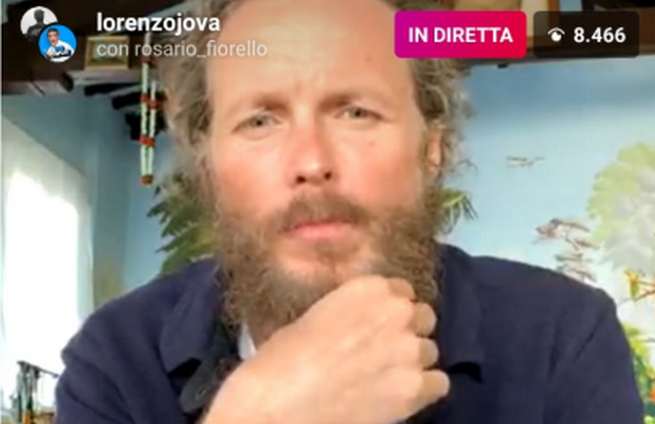 Coronavirus, l’intrattenimento si sposta dalla tv ai social: Fiorello, Fedez, Victoria Cabello in diretta Instagram dalla quarantena