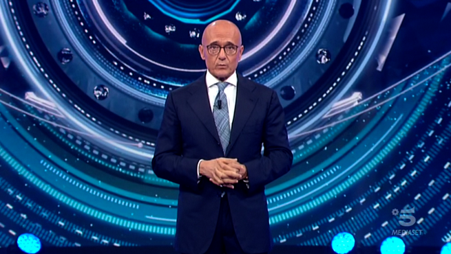 Coronavirus, Grande Fratello Vip, Alfonso Signorini: “Siamo qui per regalare qualche momento di levità” (VIDEO)