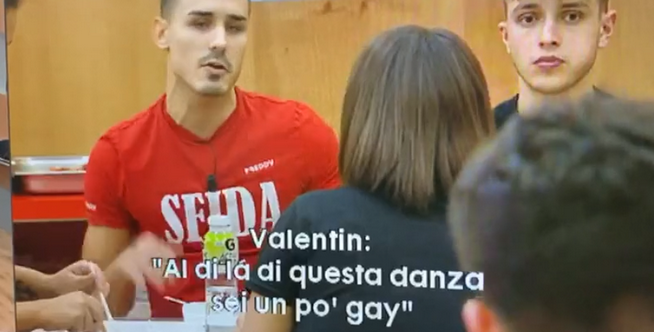 Amici 19 e il video di Valentin “omofobo, bullo e violento”. Perché Maria De Filippi non l’ha mai trasmesso e perché viene diffuso solo ora?