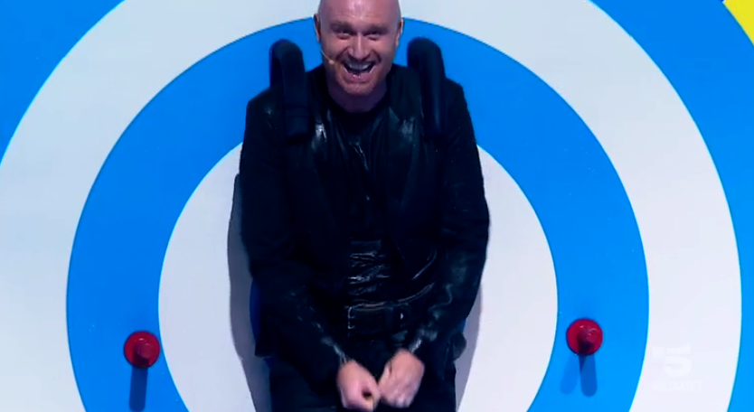 Amici 19, il video del gavettone a Rudy Zerbi (che si tocca urlando ‘Guarda Maria’)
