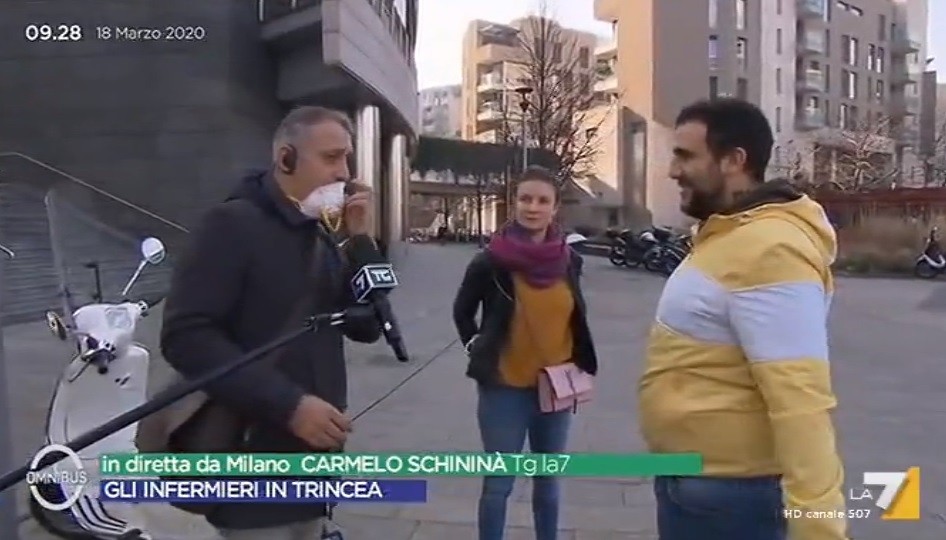 Omnibus, coppia inquadrata in diretta mano nella mano. Gaia Tortora si infuria: “Schiaffo a chi soffre” (Video)